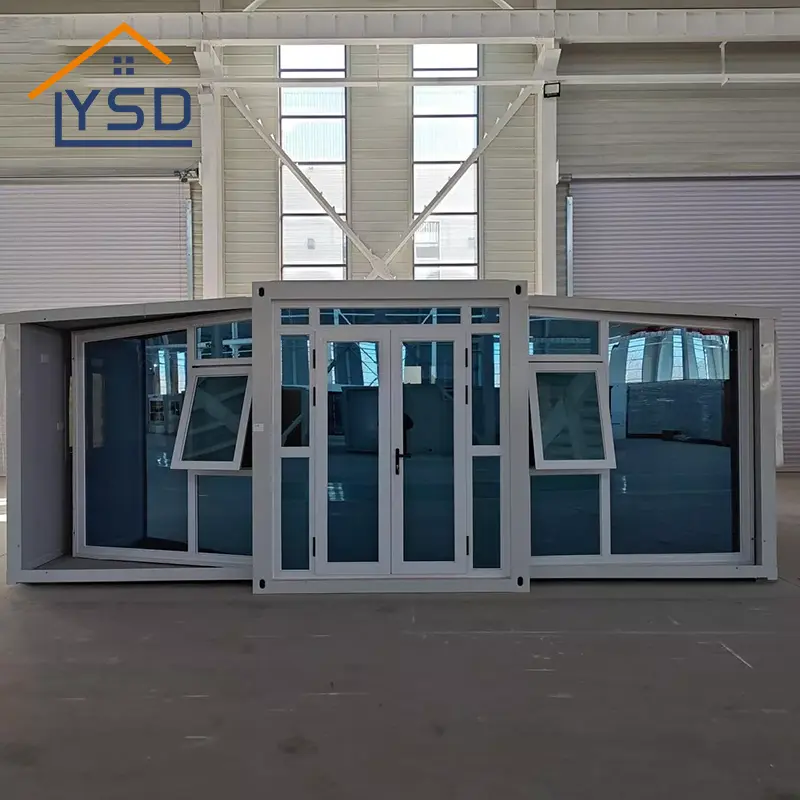 Containerhuis gemaakt van glazen gordijnmuur
